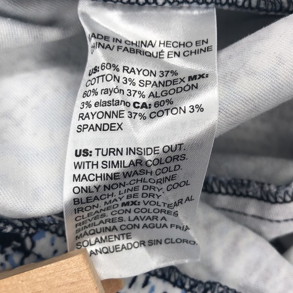 Chico’s So Slimming Brigitte Pull On Capris - Picture 9 of 10